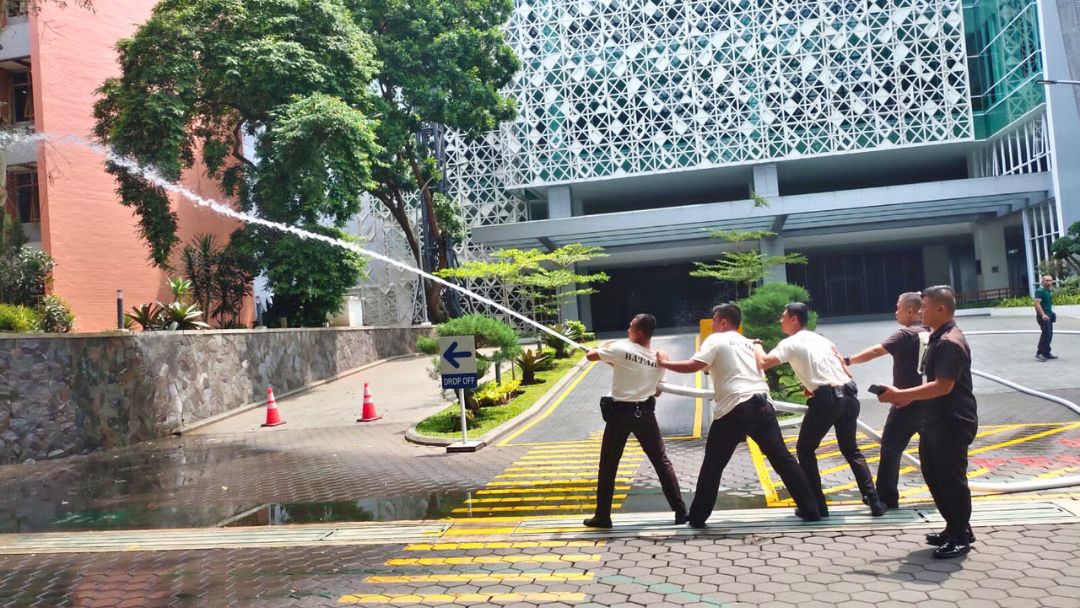 Pelatihan Seru! Petugas Keamanan dan Teknisi UNPAR Siap Menghadapi Kebakaran
