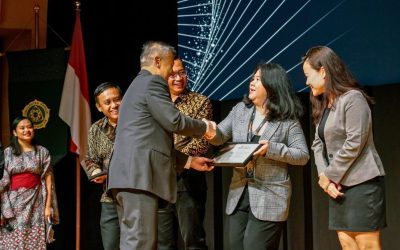 Tenaga Kependidikan Subdirektorat Aset Sarana dan Prasarana menerima Penghargaan